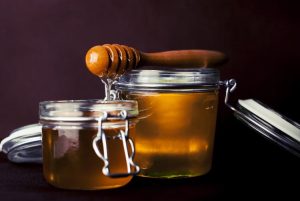 otevřené sklenice medu, domácí kosmetika