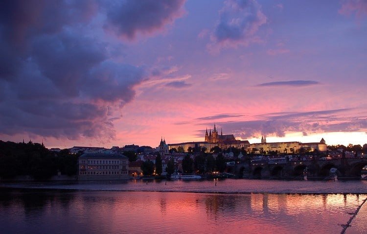 Fotka večerní Prahy při západu slunce