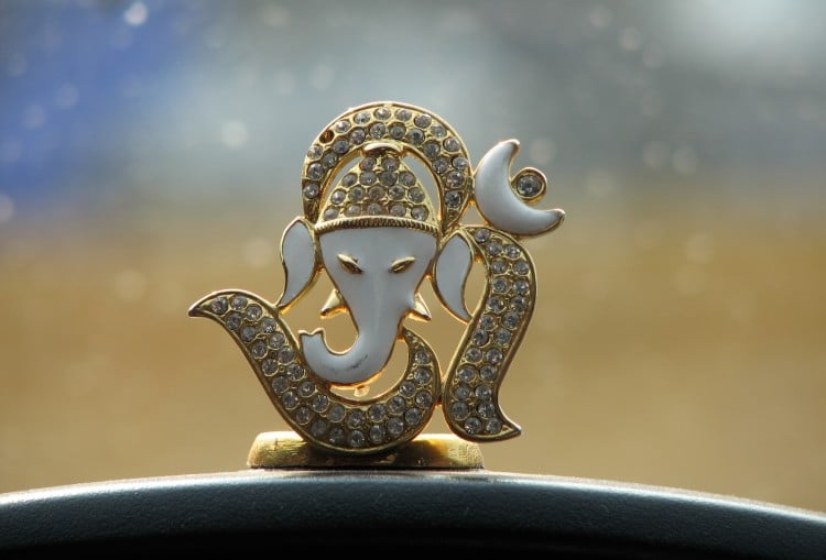 Fotka indického slona vyrobeného ze zlata a kamínků