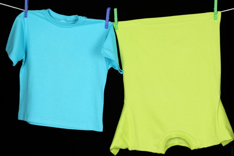 Fotka zeleného a modrého pánského trička na prádelní šňůře