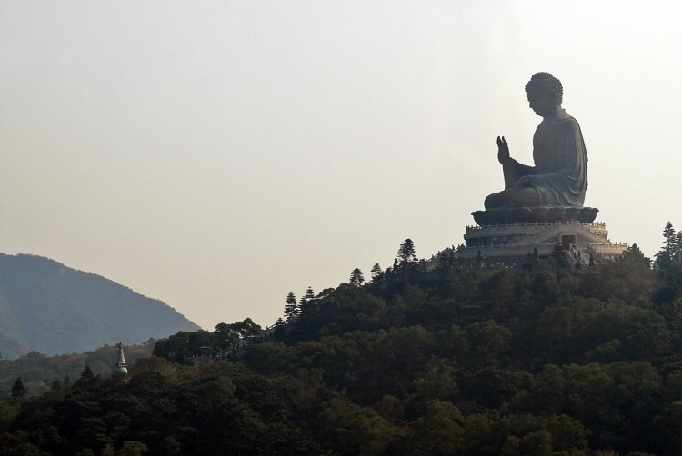 fotka hory, na jejímž vrcholu je velká socha Buddhy