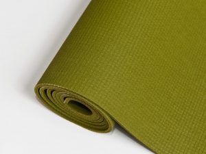 Detail zelené podložky na jógu z přírodní gumy