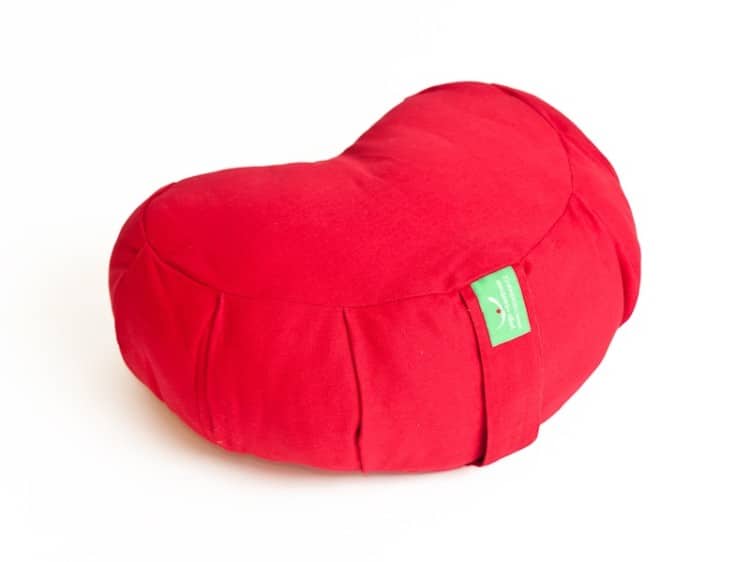 Červený, speciálně tvarovaný polštářek na meditaci