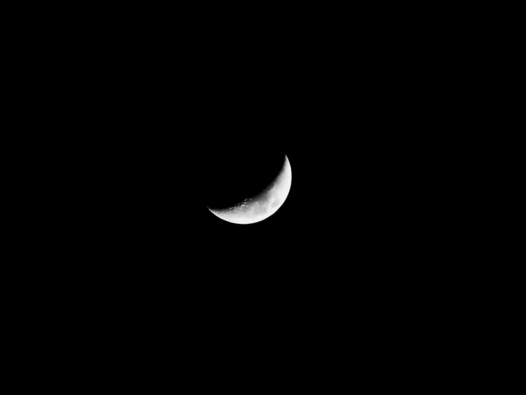 Fotografie půlměsíce na noční obloze