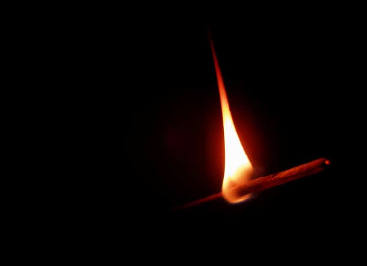 Fotografie hořící aromatické tyčinky