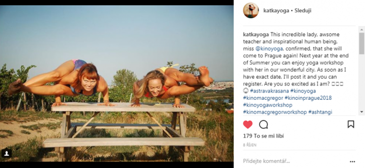 Katka Burešová a Kino MacGregor v pozici Astavakrasana. Zdroj: Instagram @katka_yoga