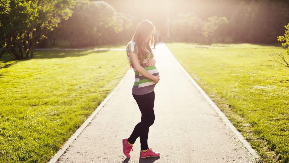 těhotná žena na procházce